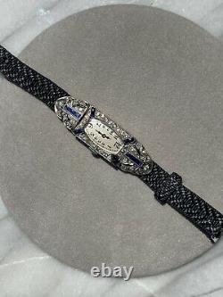 Antique Art Déco European Diamond Blue Sapphire Platinum Tonneau Watch Années 1920