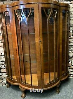 Art Deco Bow Fronted Walnut Chine Display Boissons Cabinet Griffe Pieds