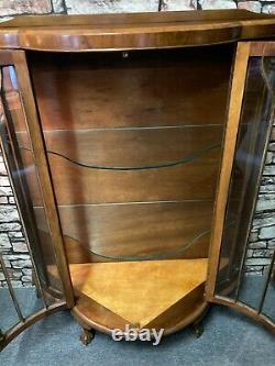 Art Deco Bow Fronted Walnut Chine Display Boissons Cabinet Griffe Pieds
