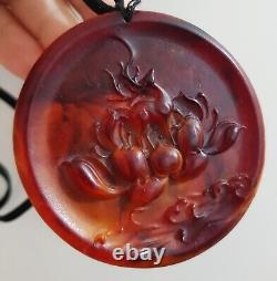 Collier en cuir avec pendentif en ambre représentant un cerf art déco et un design floral