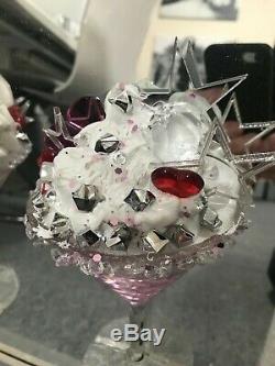 Crème Glacée Rose Sundae Martini, Image 3d En Miroir Dans Un Cadre En Bois Argenté