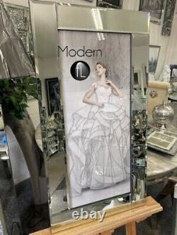 Dame en robe blanche, image encadrée sur un miroir avec des détails pailletés 85x45 cm