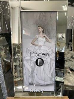 Dame en robe blanche, image encadrée sur un miroir avec des détails pailletés 85x45 cm