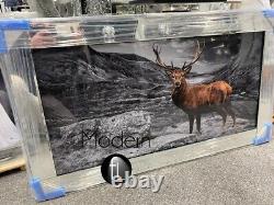Élégant cerf dans les montagnes 3D art mural pailleté dans un cadre miroir