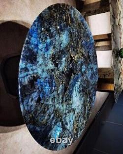 Élégante table basse latérale en labradorite avec un design unique parfait pour la décoration intérieure.