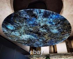 Élégante table basse latérale en labradorite avec un design unique parfait pour la décoration intérieure.