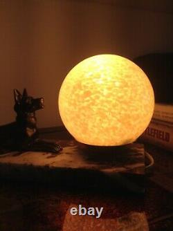 Lampe Art Deco Français Vintage Bronze Chien Regardant Sur Globe Lune Sur La Base De Marbre