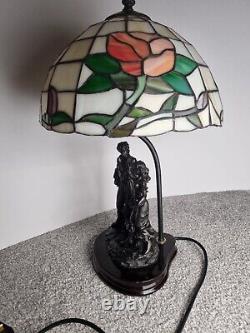 Lampe de style Tiffany avec abat-jour floral en verre coloré, sculpture Art Nouveau de 18,5 pouces de hauteur.