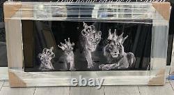 Le roi et la reine lion XL avec des couronnes, cadre mural d'art liquide look chrome, 82x42cm.