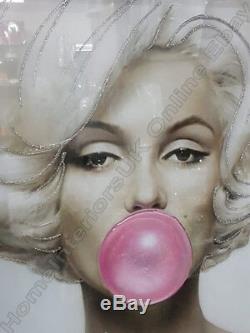Marilyn Monroe Avec De La Gomme À Bulles Rose, Des Cristaux, L'art Liquide Et Image De Trame De Miroir