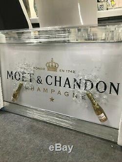 Photo De Champagne Moet & Chandon Blanche Avec Bouteilles 3d Et Détails Étincelants
