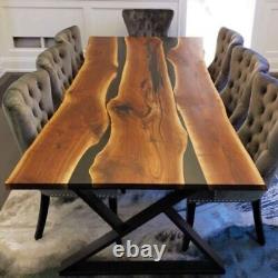 Plateau de table en époxy noir avec des meubles de ferme en bois faits à la main