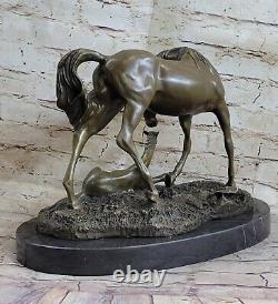 Sculpture de cheval sauvage style Art Déco et Art Nouveau en bronze signé NR