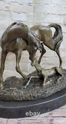 Sculpture de cheval sauvage style Art Déco et Art Nouveau en bronze signé NR