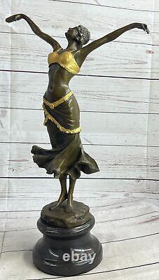 Sculpture en bronze doré représentant une lady nue dansant dans le style Art Déco des années 1930.