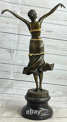 Sculpture en bronze doré représentant une lady nue dansant dans le style Art Déco des années 1930.