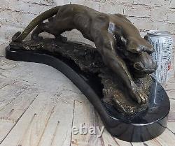 Sculpture en bronze signée représentant un puma sauvage dans le style Art Déco et Art Nouveau