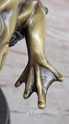 Sculpture figurine de crapaud en métal style Art Déco avec patine naturelle dorée en bronze