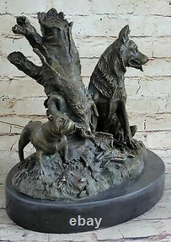 Sculpture figurine en bronze de chiens fabriquée à la main dans le style Art Déco européen détaillé.