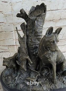 Sculpture statue en bronze de chiens fabriquée à la main dans le style Art Déco en Europe.