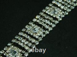 Style Art Déco Bracelet large en ton argent rhodié avec des pierres CZ transparentes en strass.