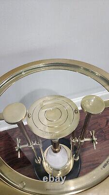 Table d'extrémité en métal doré unique et exquis au design rare de sablier