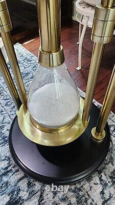 Table d'extrémité en métal doré unique et exquis au design rare de sablier