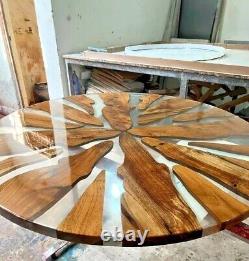 Table en bois acien transparent avec dessus en époxy décoré artisanalement pour cafétéria bar