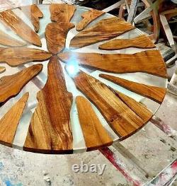 Table en bois acien transparent avec dessus en époxy décoré artisanalement pour cafétéria bar