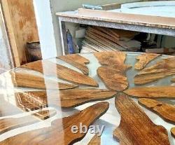 Table en bois acien transparent avec dessus en époxy décoré artisanalement pour cafétéria bar