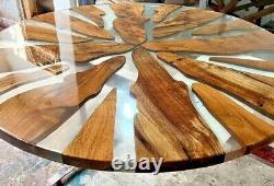 Table en bois acien transparent avec dessus en époxy décoré artisanalement pour cafétéria bar