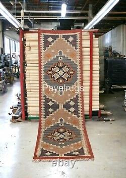 Tapis de couloir fait à la main en kilim long personnalisé en jute et laine géométrique