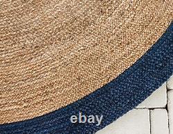 Tapis rond en jute 100% naturel avec ligne bleue tressée, aspect rustique réversible.