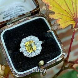 Traduisez ce titre en français : Bague de fiançailles en argent avec diamant jaune lab-créé de style Art Déco de 3,0 ct Asscher