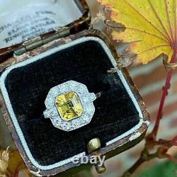 Traduisez ce titre en français : Bague de fiançailles en argent avec diamant jaune lab-créé de style Art Déco de 3,0 ct Asscher