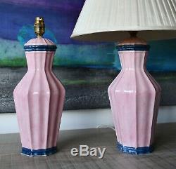 Une Paire De Milieu Du Siècle Italien Rose Laiton Vase En Céramique Table D'appoint Salle Lampes