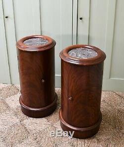 Une Paire De Style Victorien Mahogany Top Marble Lit Appoint Tables Lampe Cabinet