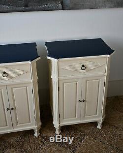 Une Paire De Vintage Suédoise Gustavien Style Nordique Lit Tables D'appoint Lampe Cabinet