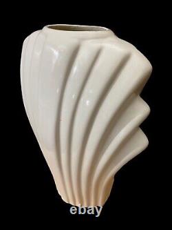 Vase blanc de style Art déco