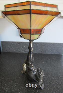 Vintage Semi Nude Métal Ou Cast Iron Art Déco Style Lampe Avec Tiffany Style Shade